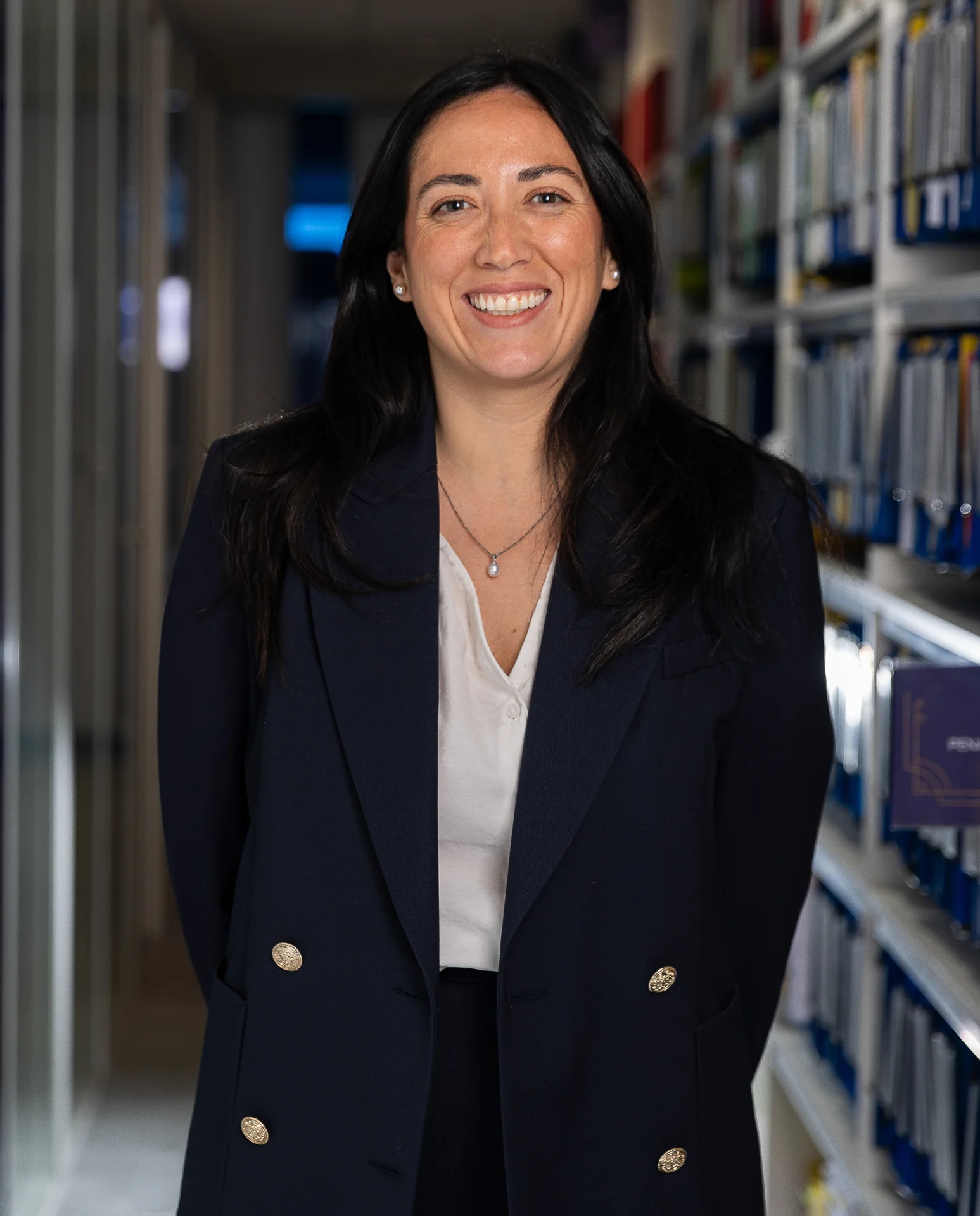 Maître Carolina ALVAREZ PEGORARO, avocat à Lyon 3ème, au milieu des ouvrages juridiques