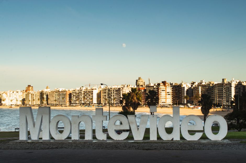 Letras monumentales de Montevideo frente a la playa y la ciudad, en Uruguay