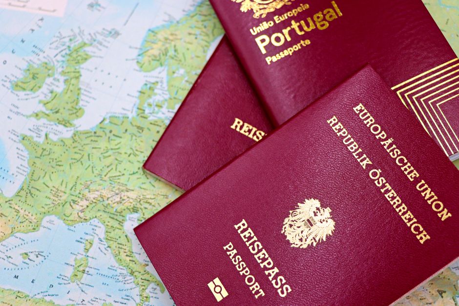 Passeports européens posés sur une carte de l'Europe