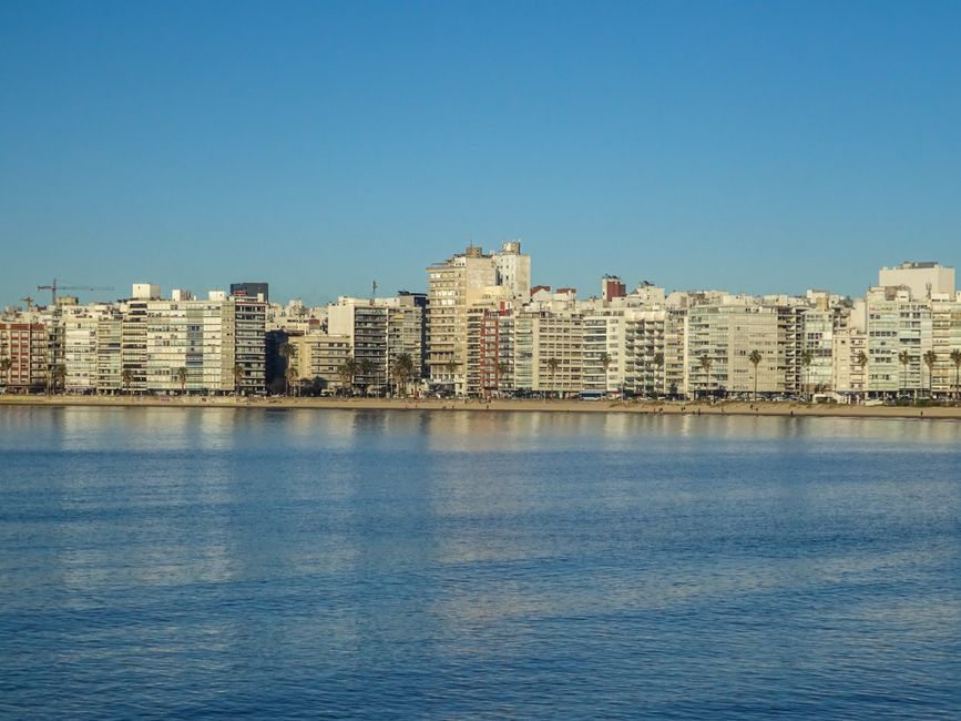 Front de mer de Montevideo et ses immeubles au bord du Río de la Plata