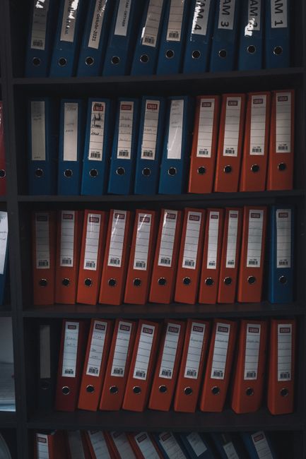 Expedientes judiciales ordenados en las estanterías de un despacho de abogados