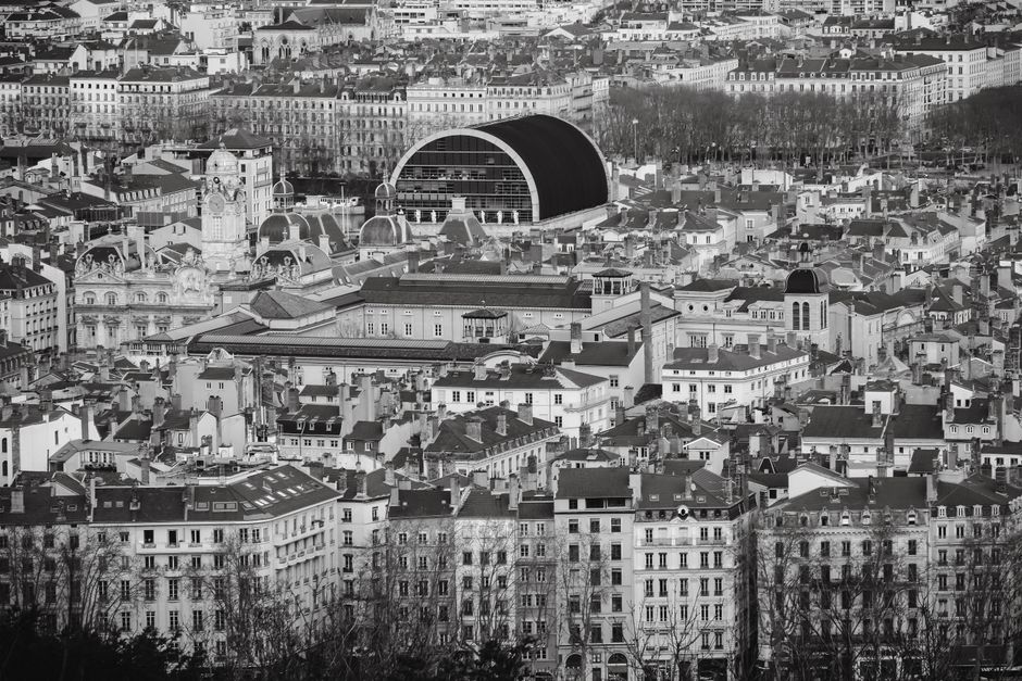 Vue en noir et blanc des toits de Lyon et de l'Opéra, secteur d'intervention du cabinet