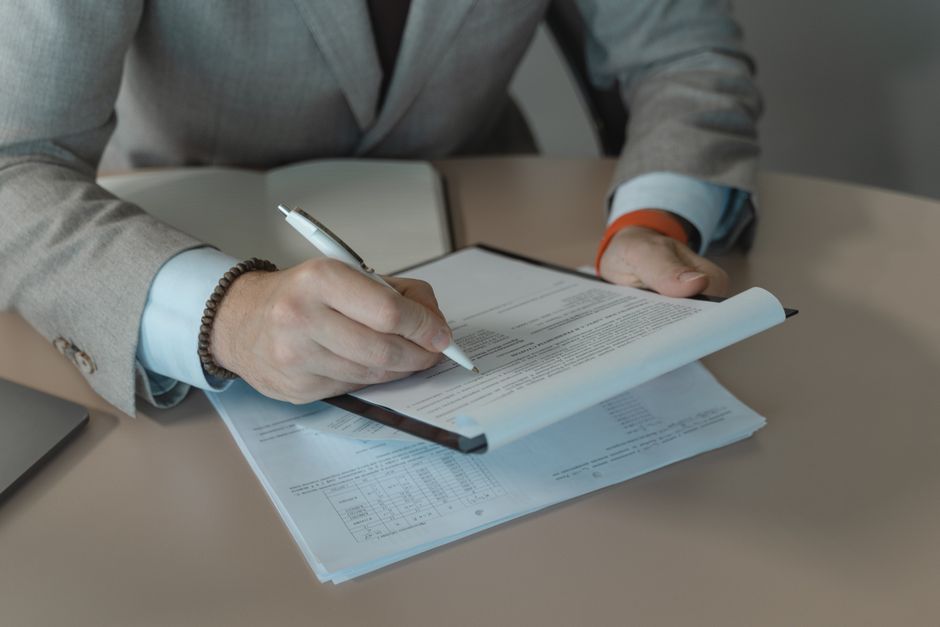 Signature d'une convention de rupture à un bureau