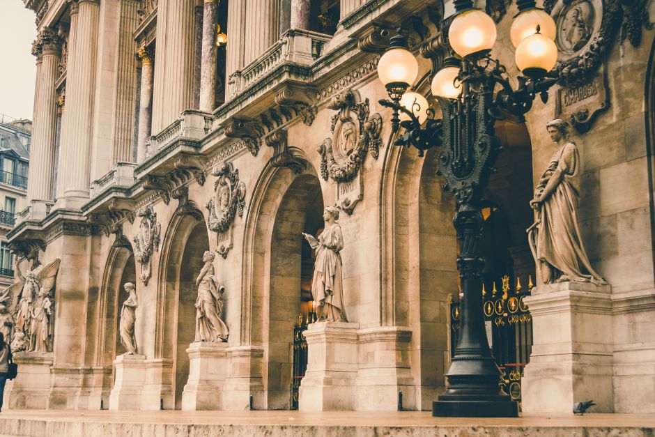 Façade classique ornée de statues et de lampadaires