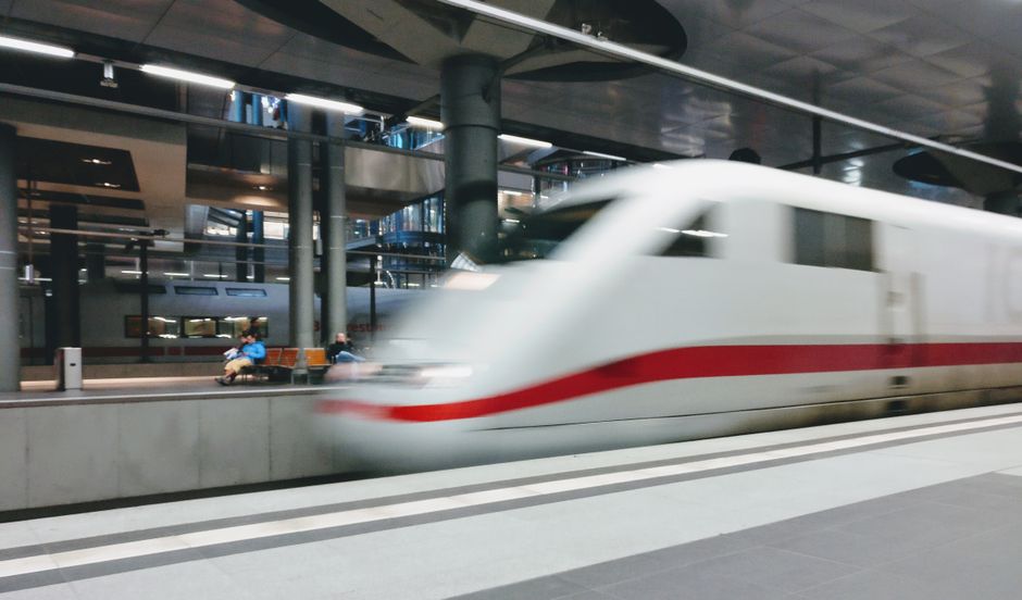 Tren de alta velocidad saliendo de un andén