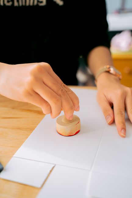Main apposant un tampon officiel sur un document
