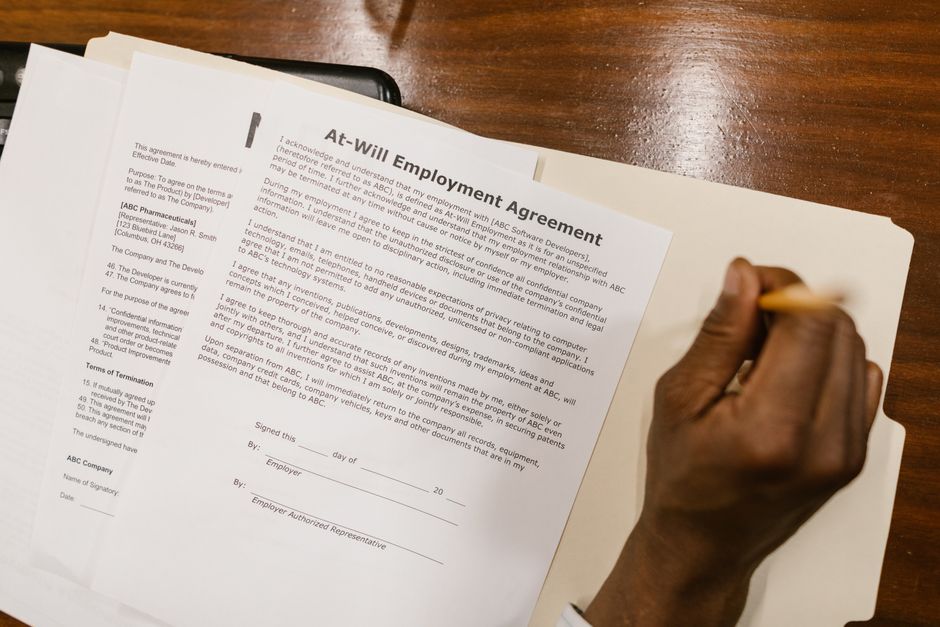 Trabajador releyendo y anotando su contrato de trabajo