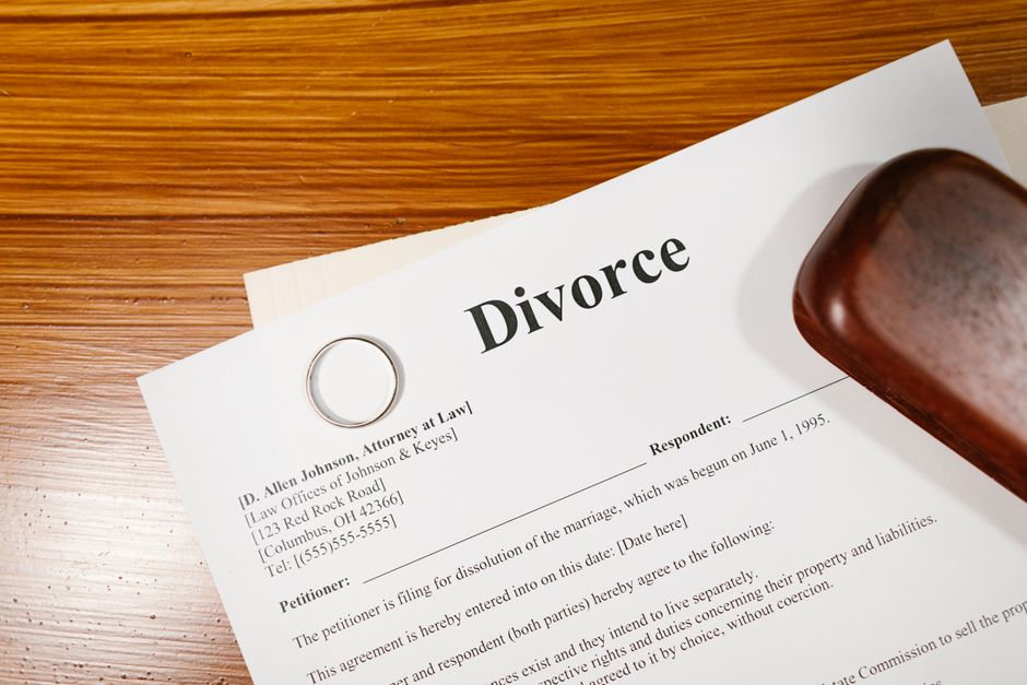 Requête en divorce et alliance posées sur le bureau d'un avocat