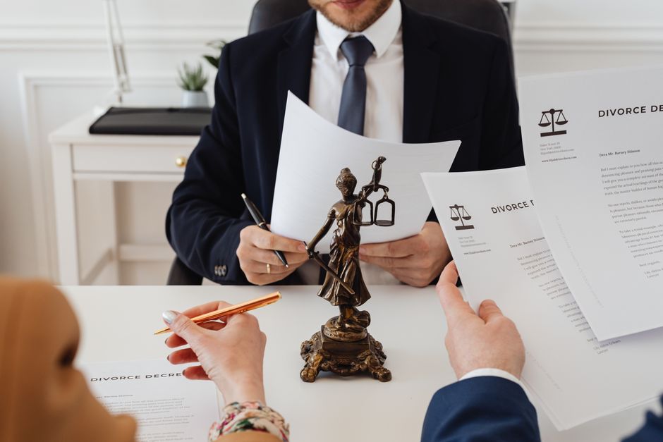 Deux avocats examinant ensemble les pièces d'un dossier de procédure