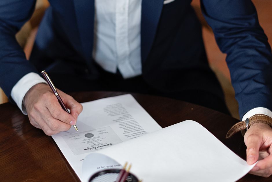 Avocat relisant et signant un acte juridique à son bureau